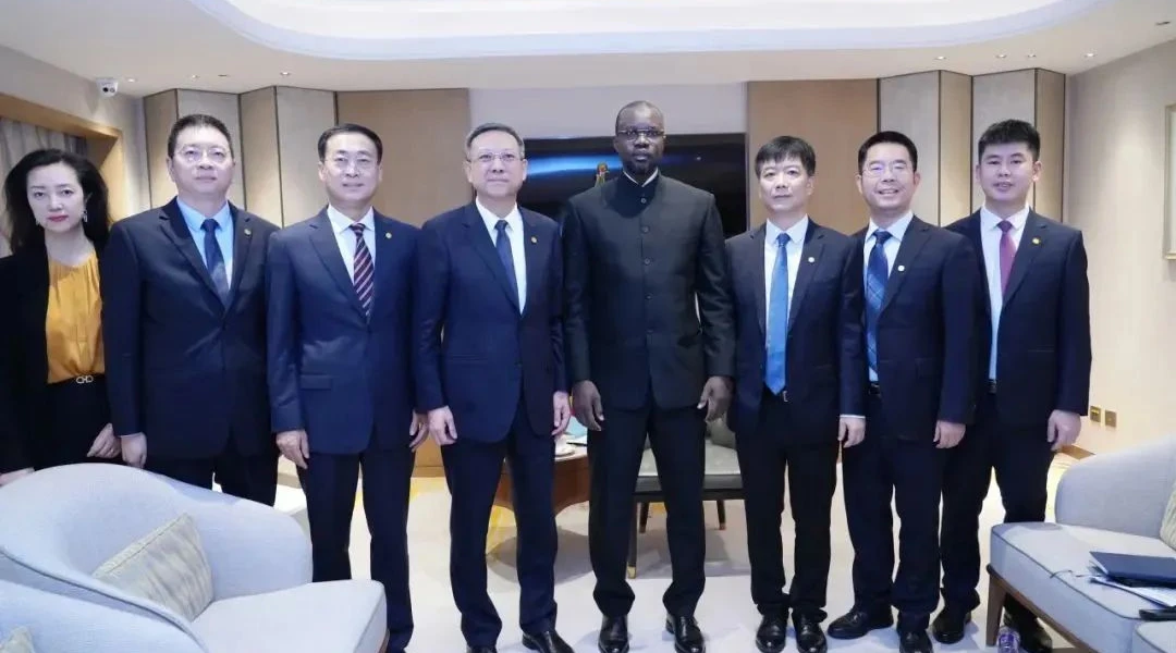 Ni Zhen Reúne-se com Primeiro-Ministro do Senegal, Ousmane Sonko