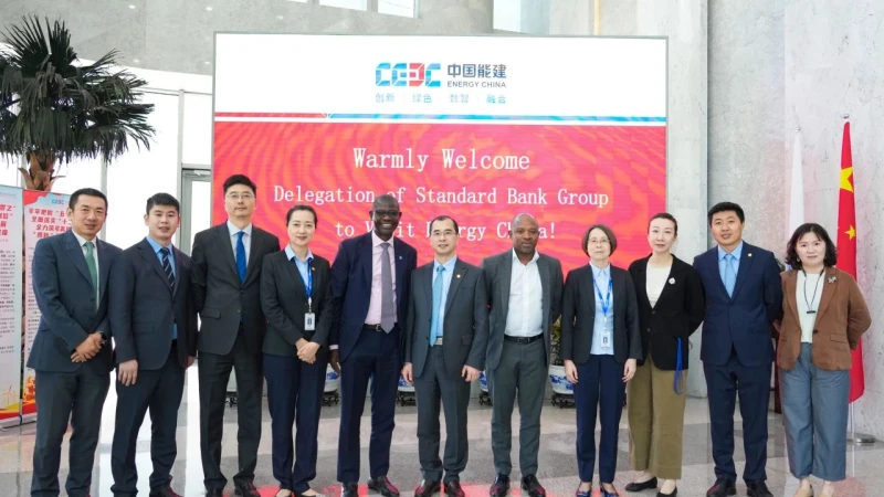 Qiao Xubin rencontre Dele Kuti, responsable mondial de l’énergie et des infrastructures du Standard Bank Group