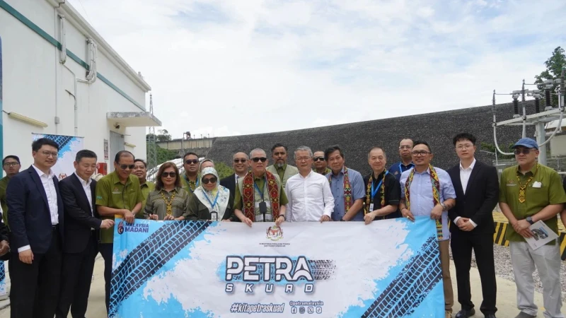 Malaysia’s Deputy Prime Minister Fadillah Yusof Visits Batang Ai Floating Solar Project